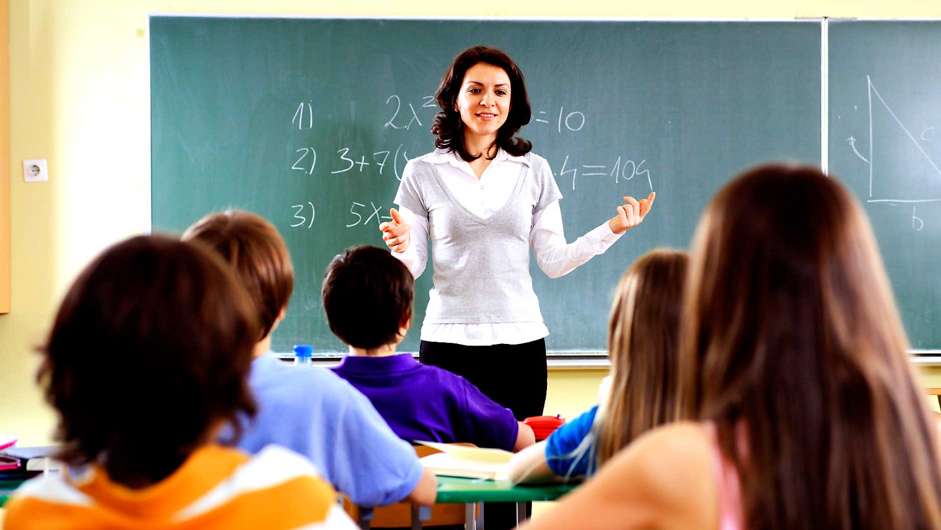 Профессия учительница. Педагог на уроке. Носки учителю. Беседа учителя с учеником. Учитель говорит.