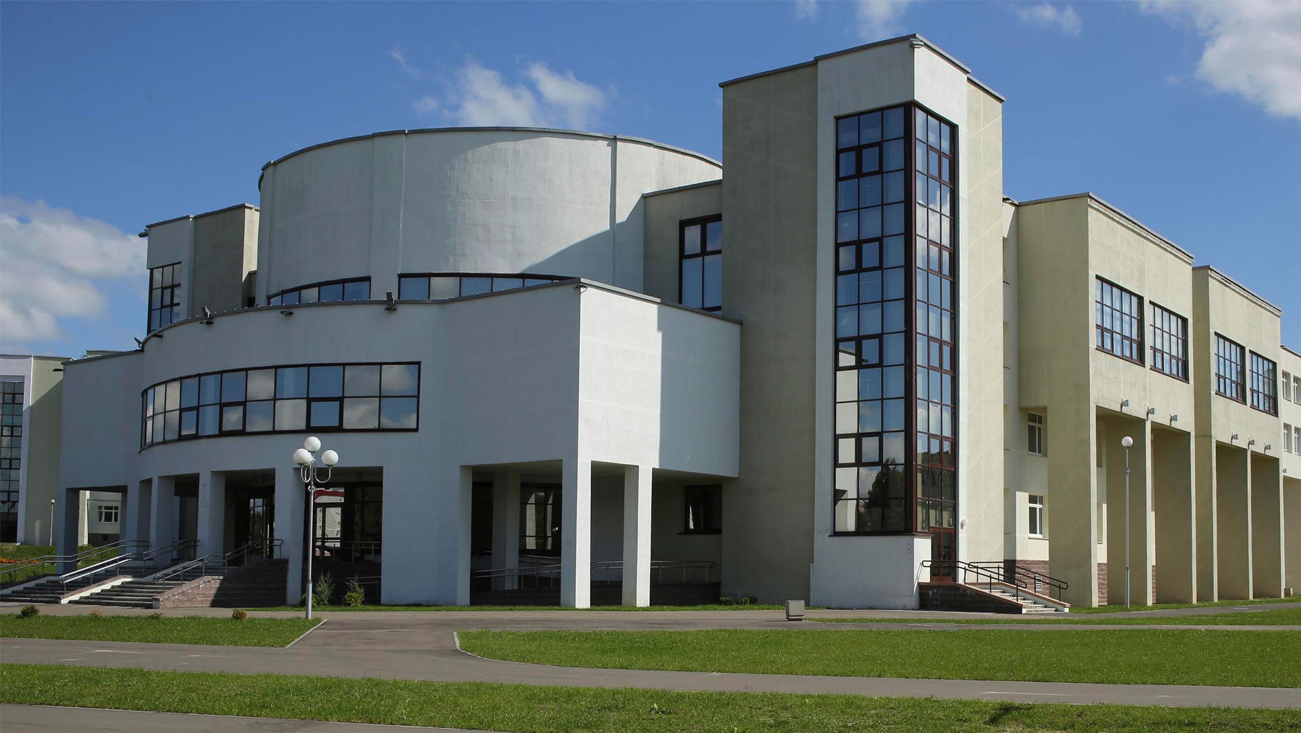 В БарГУ обучаются около 3,5 тыс. студентов по 25 специальностям на четырёх факультетах