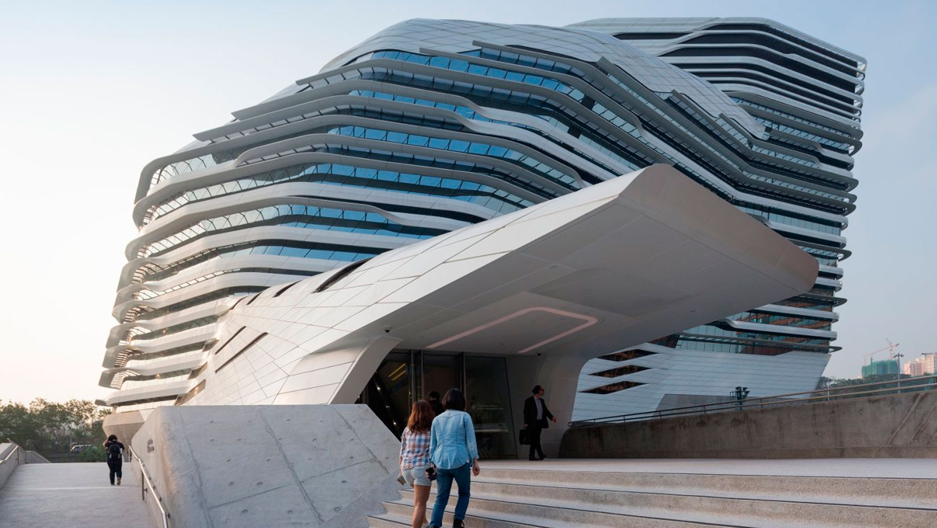 Знаменитая Заха Хадид превратила архитектурный дизайн в отдельный вид искусства 