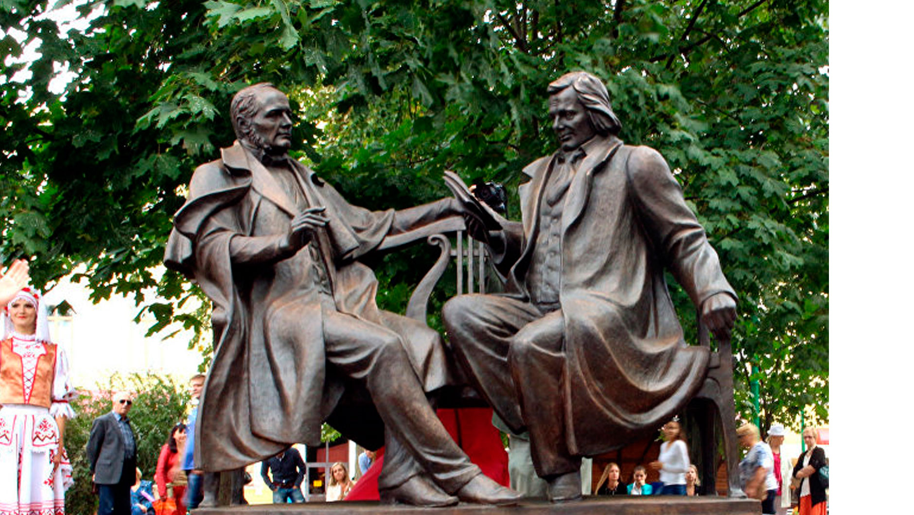 А это общий памятник Станиславу Монюшко и Винценту Дунину-Марцинкевичу - создателям белорусской национальной классической оперы