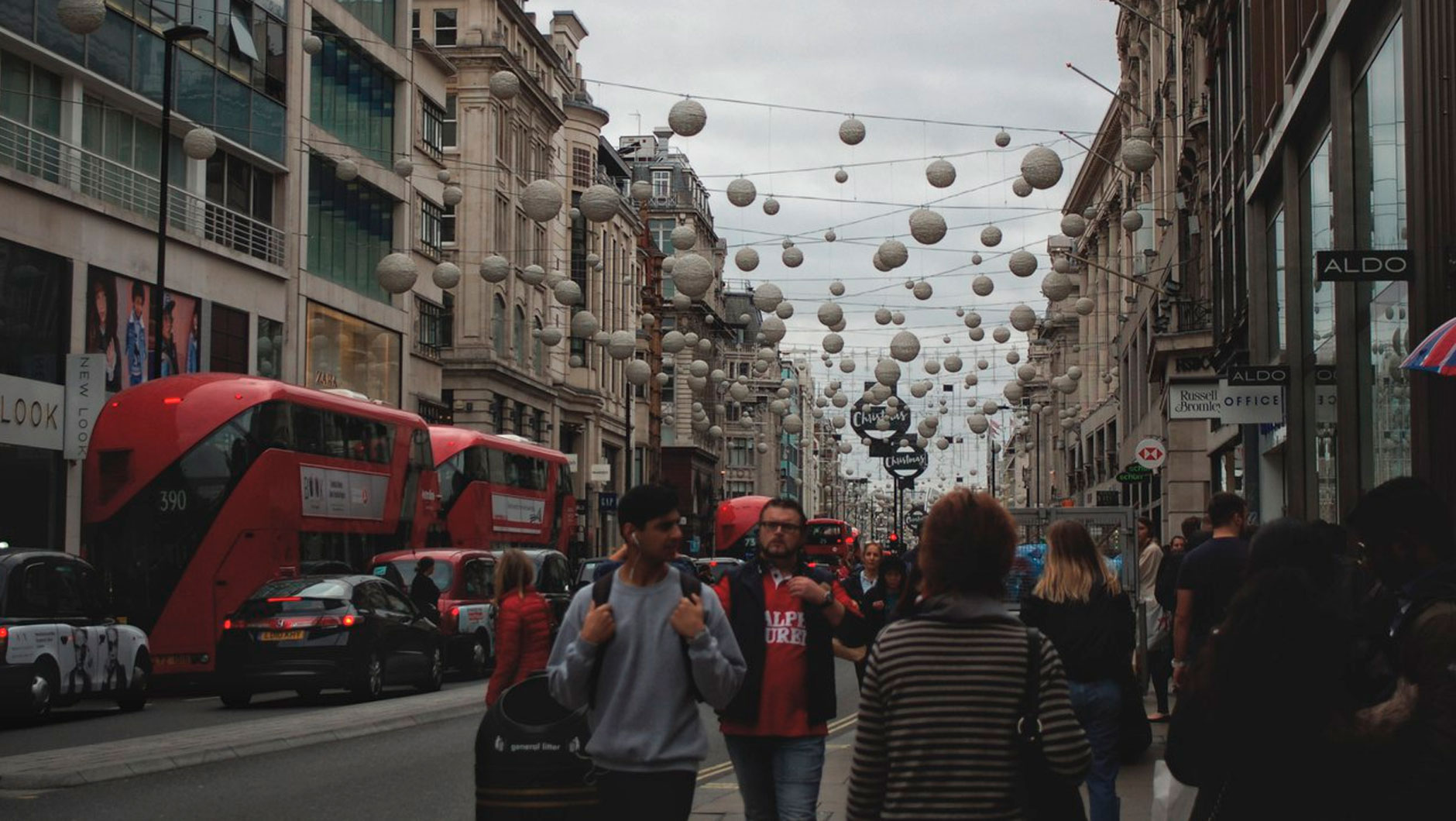 Пикадилли - одна из самых дорогих улиц в Лондоне. Здесь сконцентрированы все самые дорогие магазины