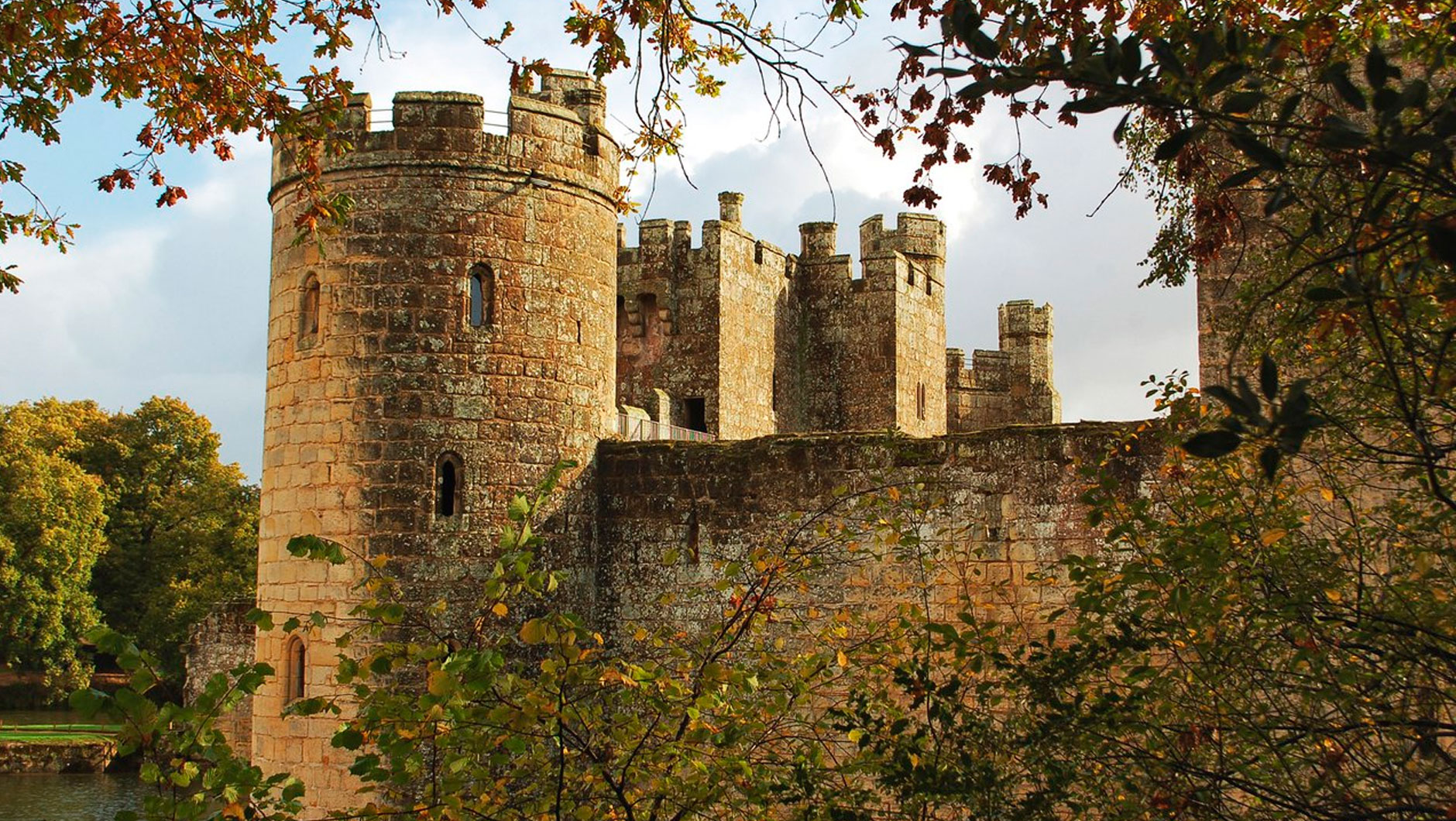 На фото Замок Бодиам XIV века расположен рядом с деревней Робертсбридж в Англии, в графстве Восточный Суссекс