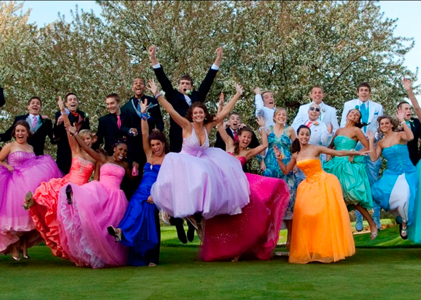 Идеи для фото на выпускном: радуга из платьев, детские карусели и многое другое