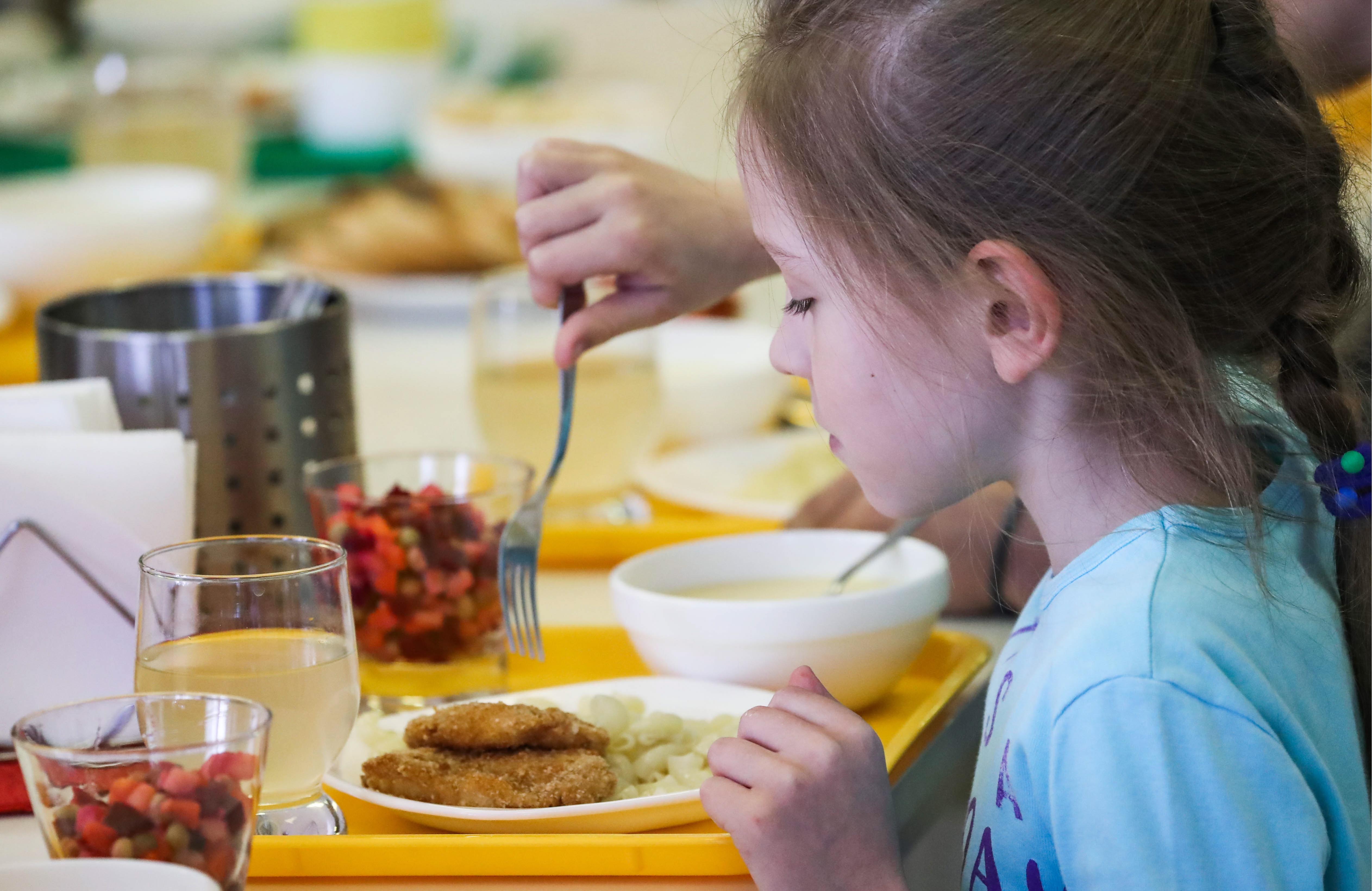 В белорусских школах и детсадах подорожало питание. Сколько нужно платить?