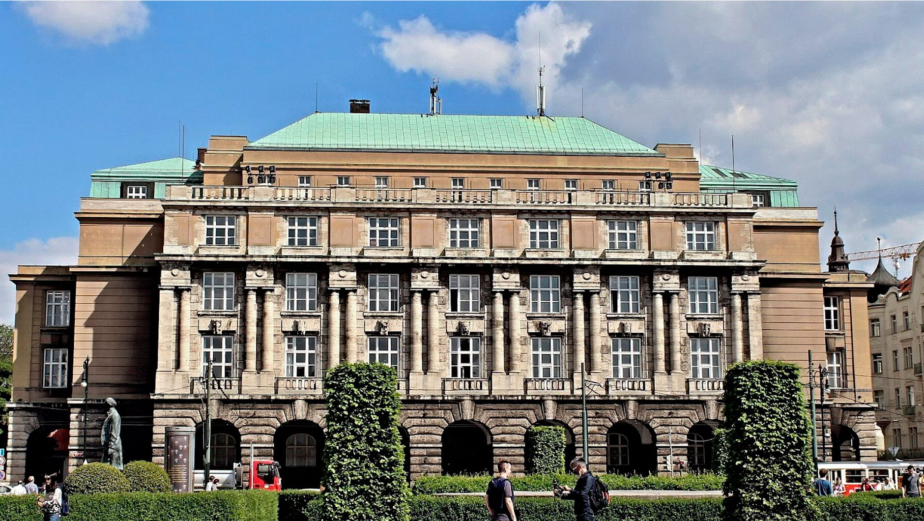 Карлов университет в Праге - один из первых крупных мировых университетов. Поэтому совсем не удивительно, что когда-то в нём преподавали Никола Тесла и Альберт Эйнштейн